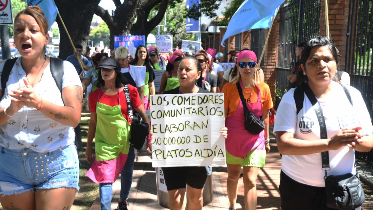 (((video))) Somos Barrios de Pie protestó en la Quinta de Olivos y anunció que volverá para acampar el 23