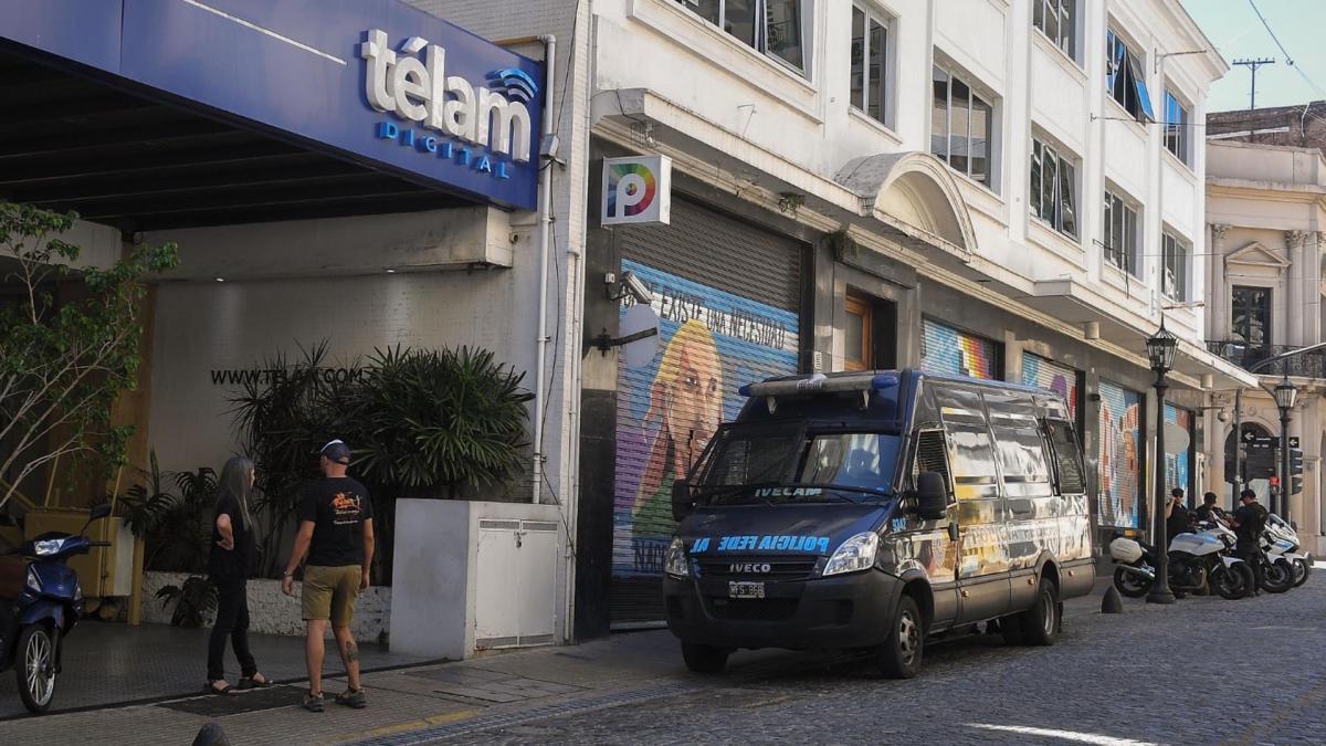 Calificaron de amedrentamiento la presencia de Policía Federal en los medios públicos