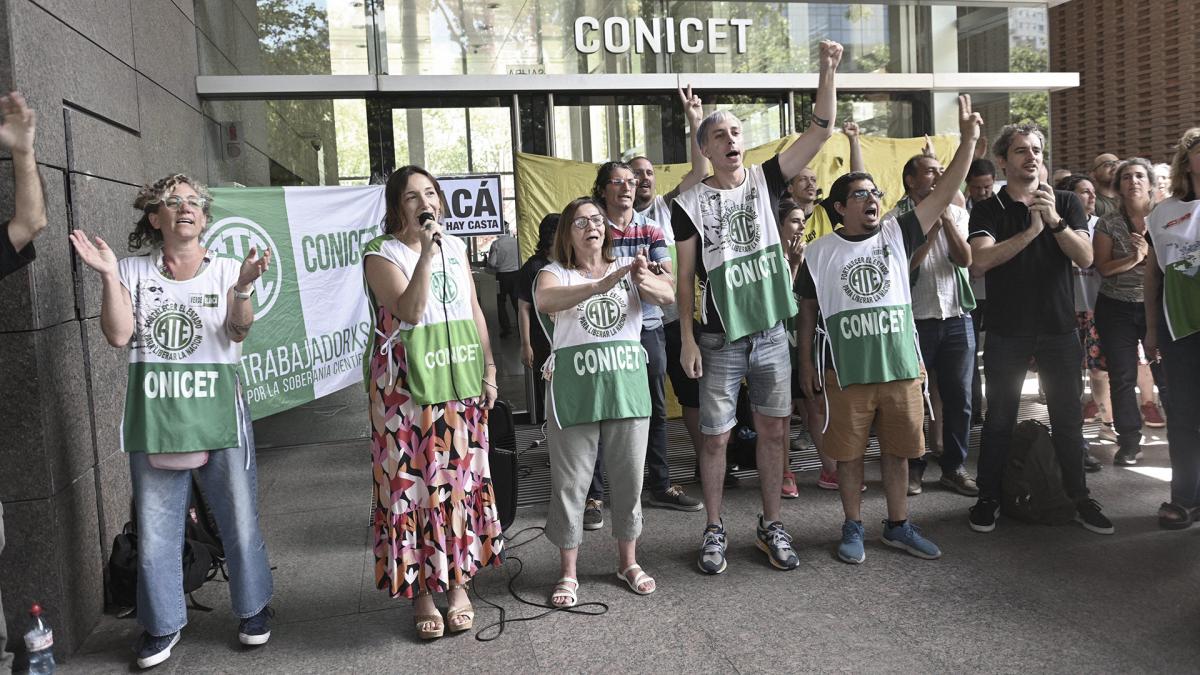 Trabajadores del Conicet realizaron un ruidazo para denunciar despidos