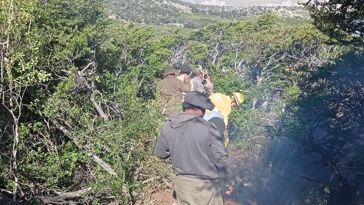 Brigadistas combaten un incendio en la naciente del Río Chubut