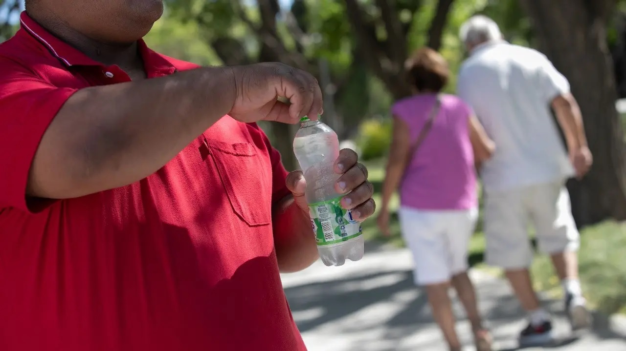 Salud RN: Tomar agua, vital para afrontar la ola de calor