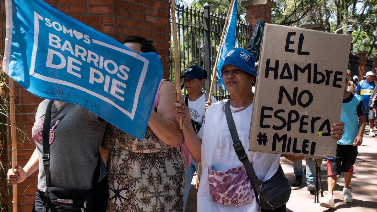 (((video))) Barrios de Pie comenzó un acampe frente a la Residencia de Olivos