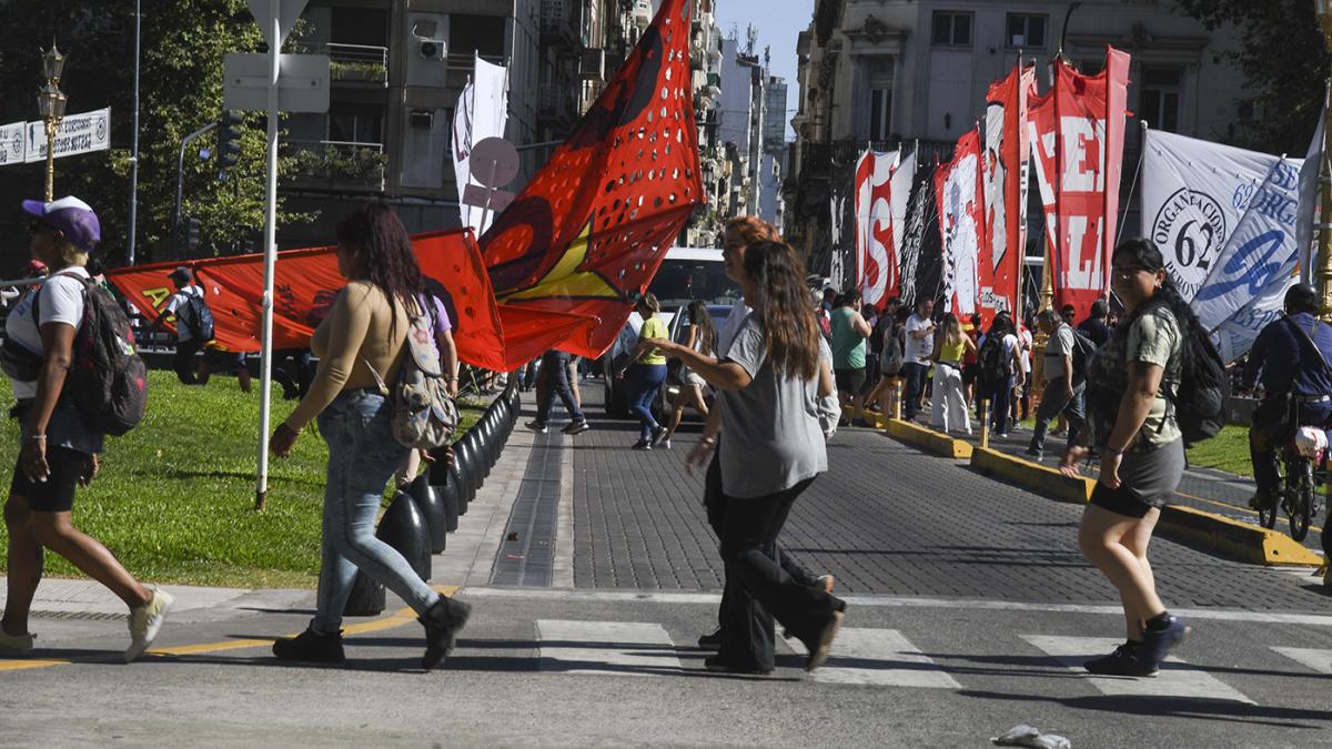 Gremios y organizaciones sociales comenzaron a movilizarse hacia el Congreso