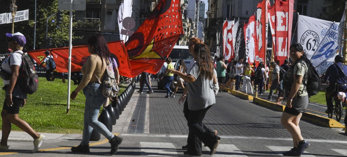 Gremios y organizaciones sociales comenzaron a movilizarse hacia el Congreso