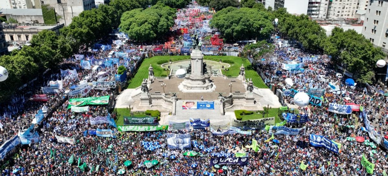 (((video))) Organizaciones gremiales y sociales colmaron la Plaza Congreso en el paro general