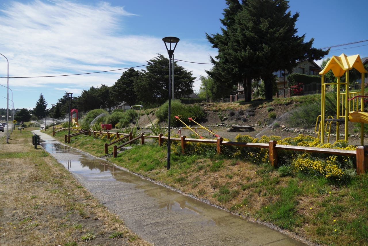 Se reparó y ya funciona el riego del Paseo del Este de Bariloche