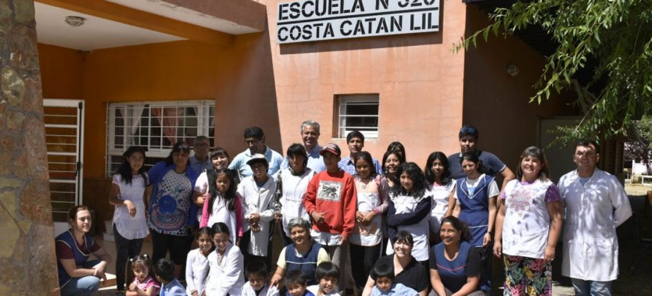 Neuquén: Para difundir el programa de becas, el gobernador visitó la Escuela Nº320 de Costa Catan Lil