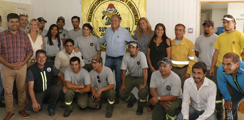 El gobernador de Neuquén recibió un reconocimiento de brigadistas