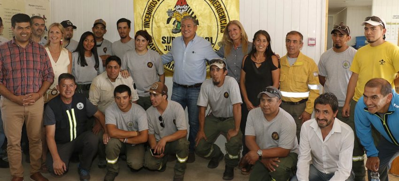 El gobernador de Neuquén recibió un reconocimiento de brigadistas