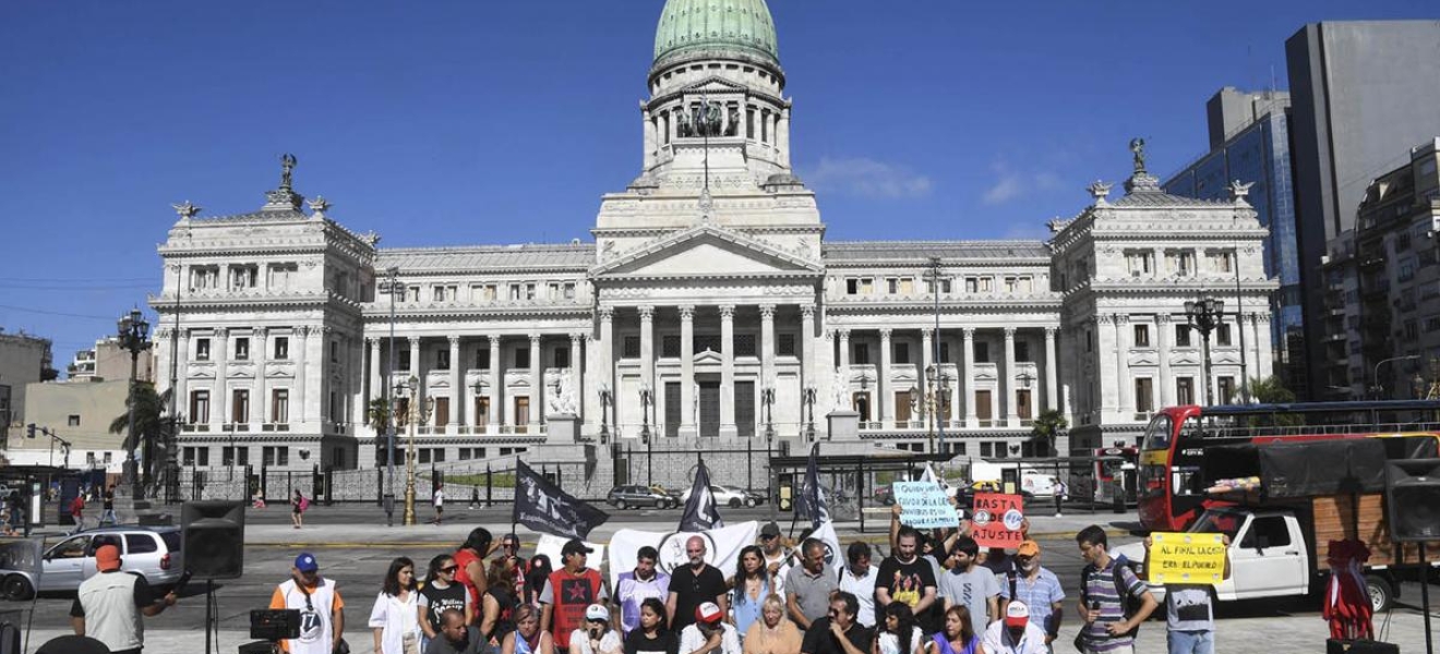 (((video))) Organizaciones vuelven a marchar al Congreso contra la ley Bases