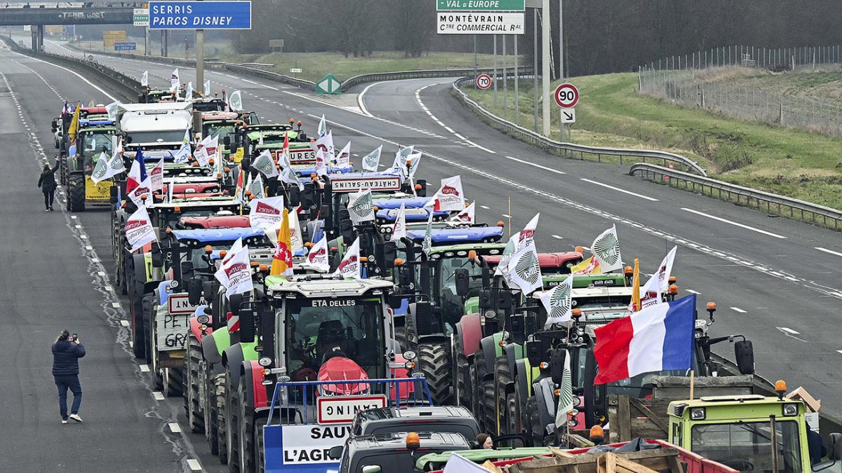 Francia: los agricultores mantienen el corte de rutas a la espera de nuevos anuncios