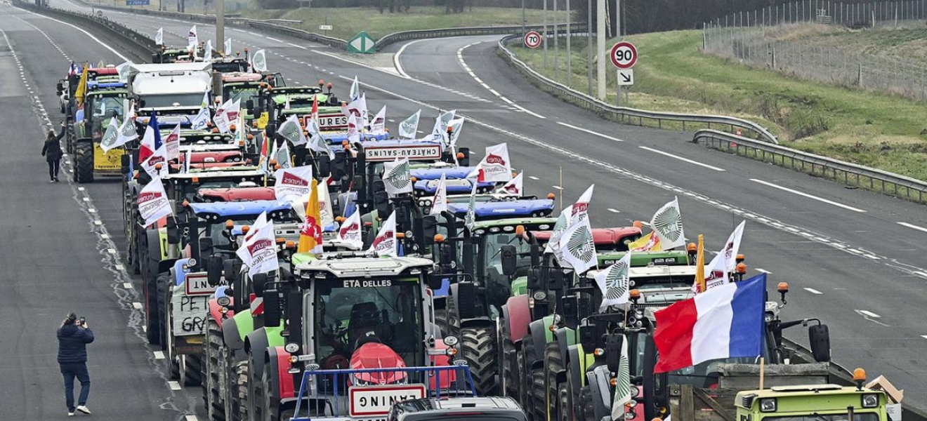 Francia: los agricultores mantienen el corte de rutas a la espera de nuevos anuncios