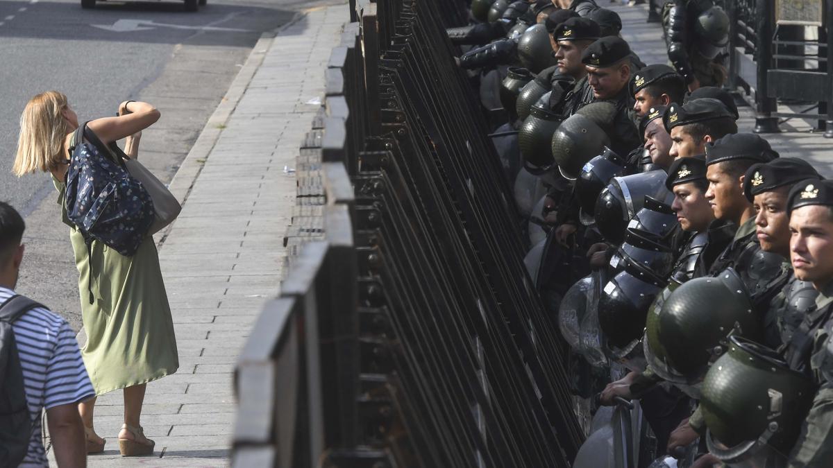 Organizaciones sociales se concentran frente al Congreso contra la ley Bases