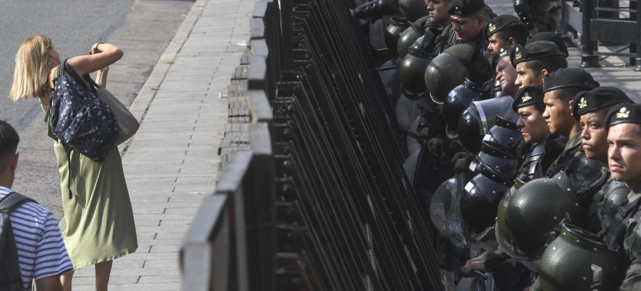 Organizaciones sociales se concentran frente al Congreso contra la ley Bases