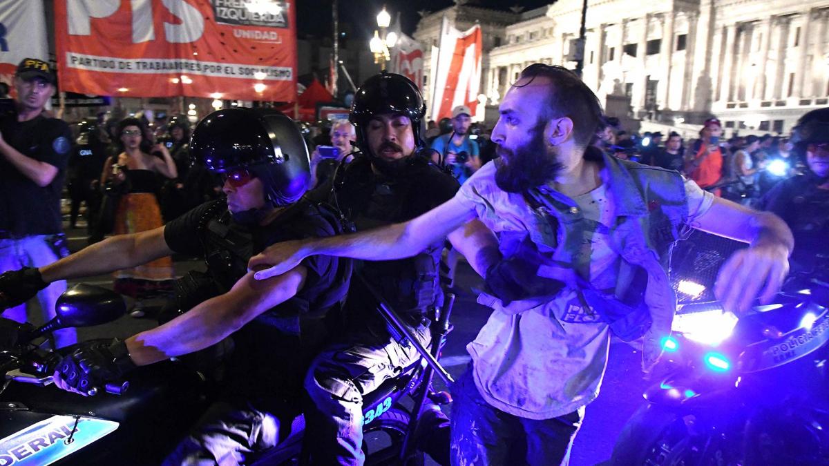 (((video))) Fuerzas de seguridad reprimieron a manifestantes en el Congreso