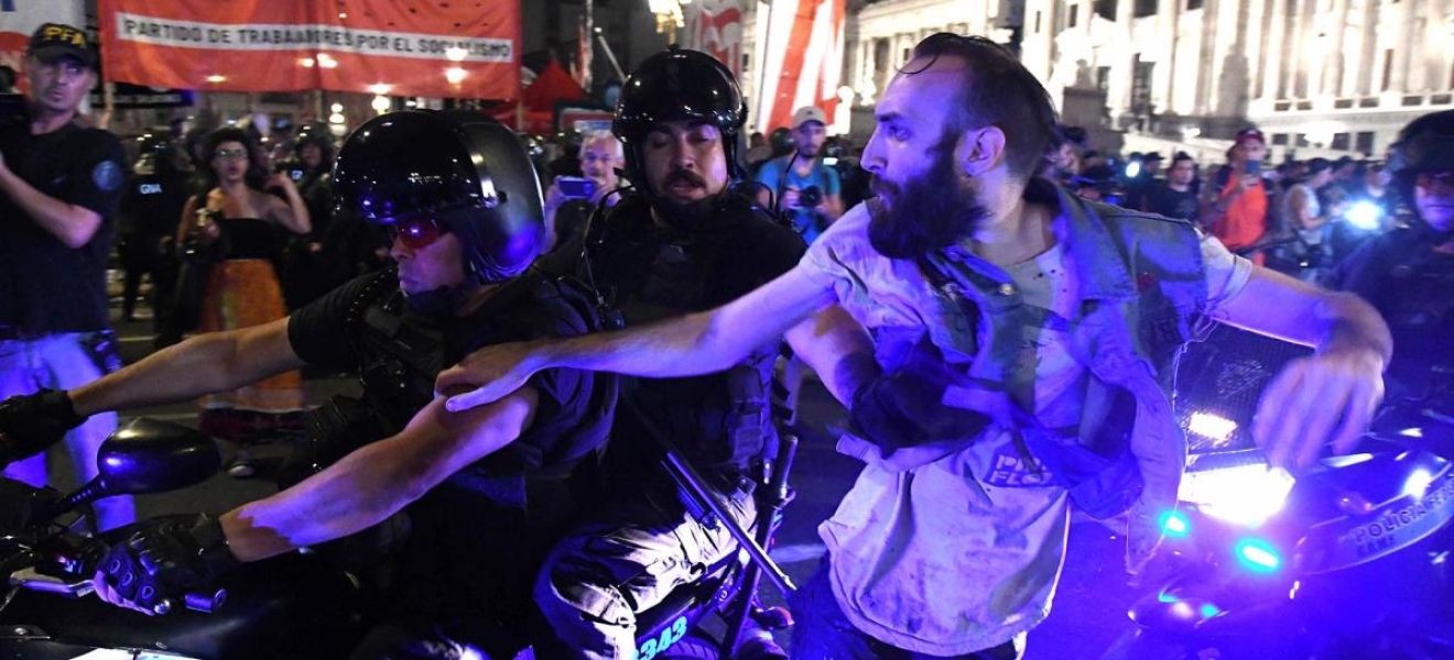 (((video))) Fuerzas de seguridad reprimieron a manifestantes en el Congreso