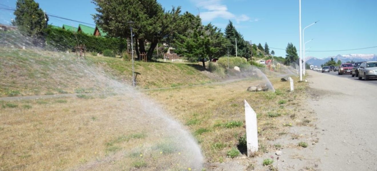 Repararon el riego del Paseo en el Este de Bariloche