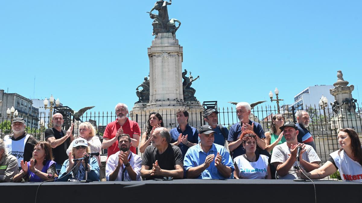 Vigilia frente al Congreso para rechazar el tratamiento de la ley Bases