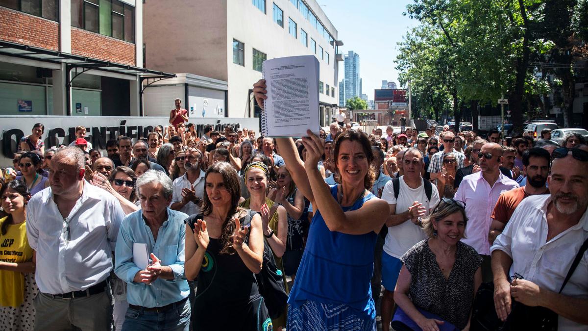 Entregaron al Conicet un petitorio con 12.000 firmas en defensa del sistema científico