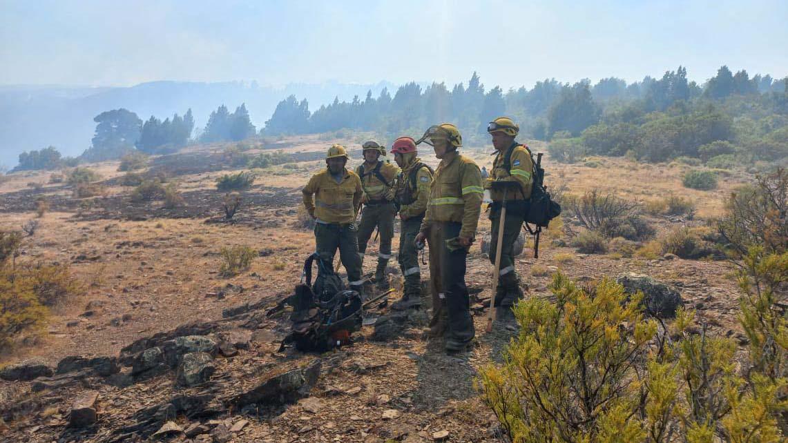 Los incendios en el Parque Los Alerces no bajan su intensidad y ya destruyeron 2.835 hectáreas