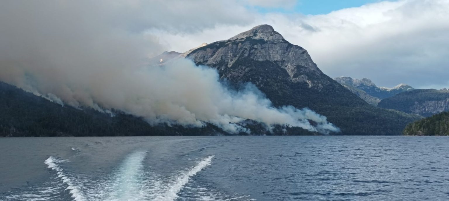 Bariloche: Establecen Comando de Incidentes por el incendio en la desembocadura del Arroyo Cretón