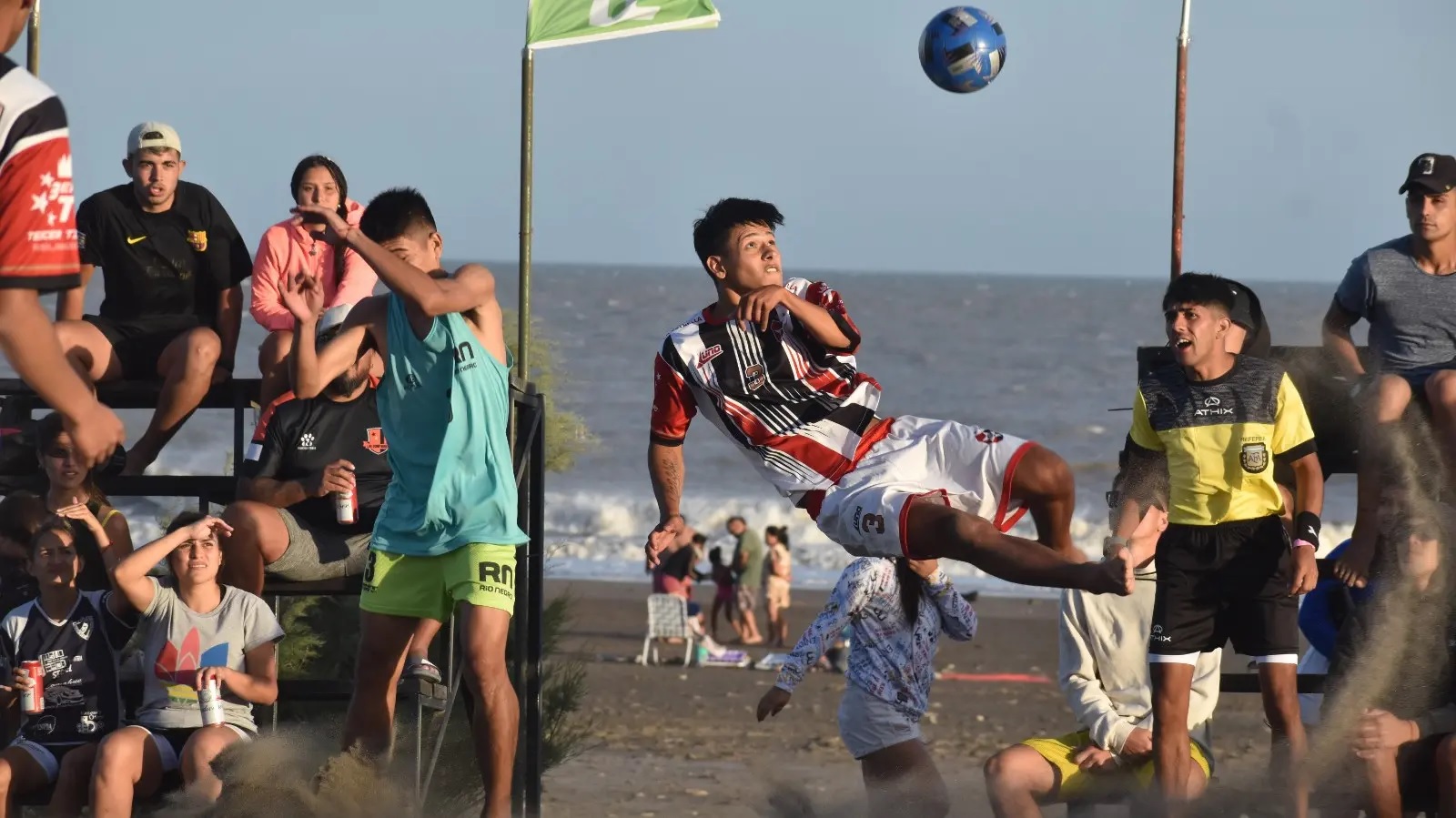 Rio Negro: El fútbol playa animó el fin de semana de El Cóndor