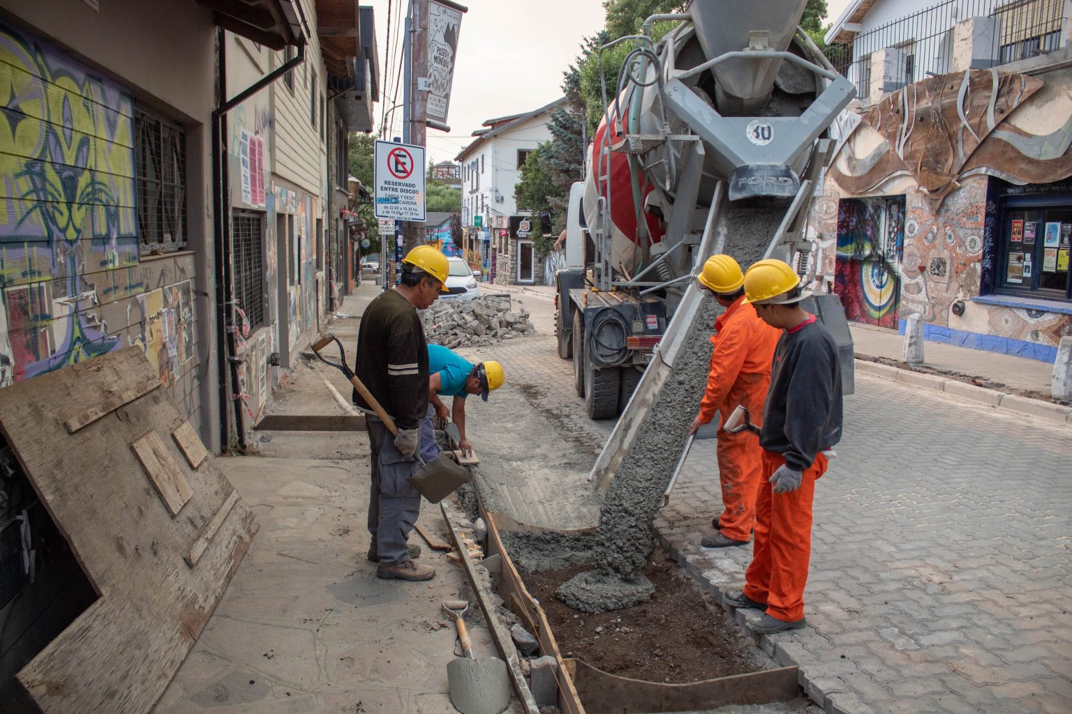 Hormigonan los cordones de calle Juramento en Bariloche