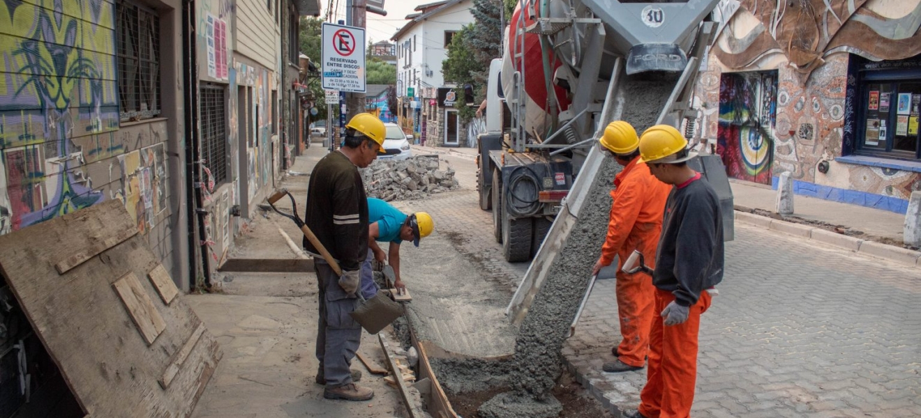 Hormigonan los cordones de calle Juramento en Bariloche