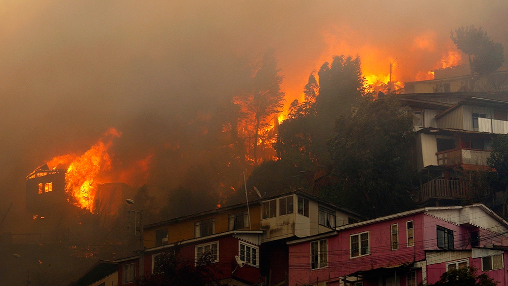 Siguen activos 165 focos de incendio en Chile y ya se consumieron 26 mil hectáreas