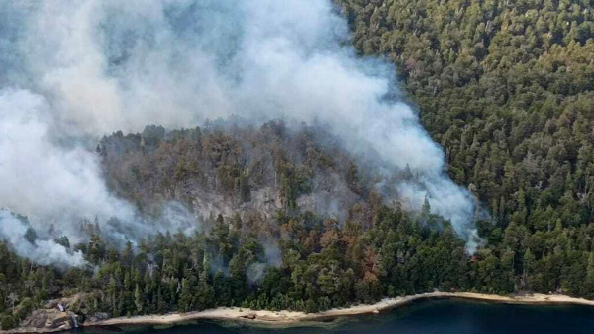 Por un incendio forestal cerraron senderos y circuitos en el Parque Nacional Nahuel Huapi