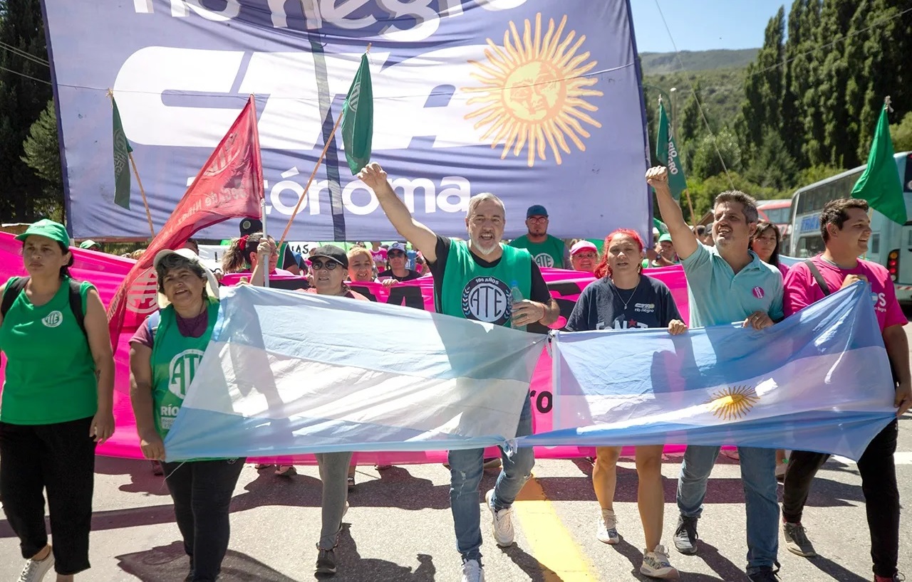 Denuncian que la marcha a Lago Escondido fue agredida a piedrazos por la patota de Lewis