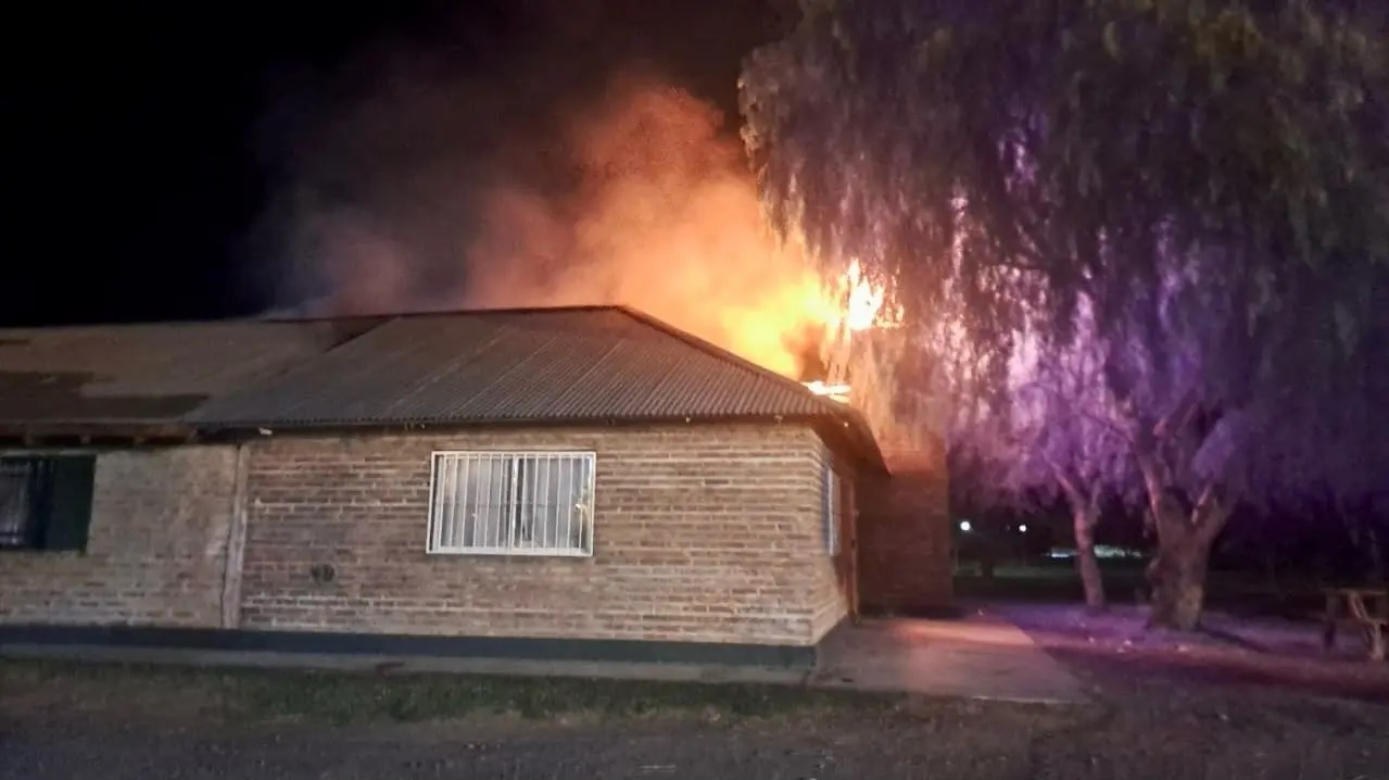 El Gobierno de Río Negro condenó el incendio del SUM de Valle Azul y promete reconstruirlo