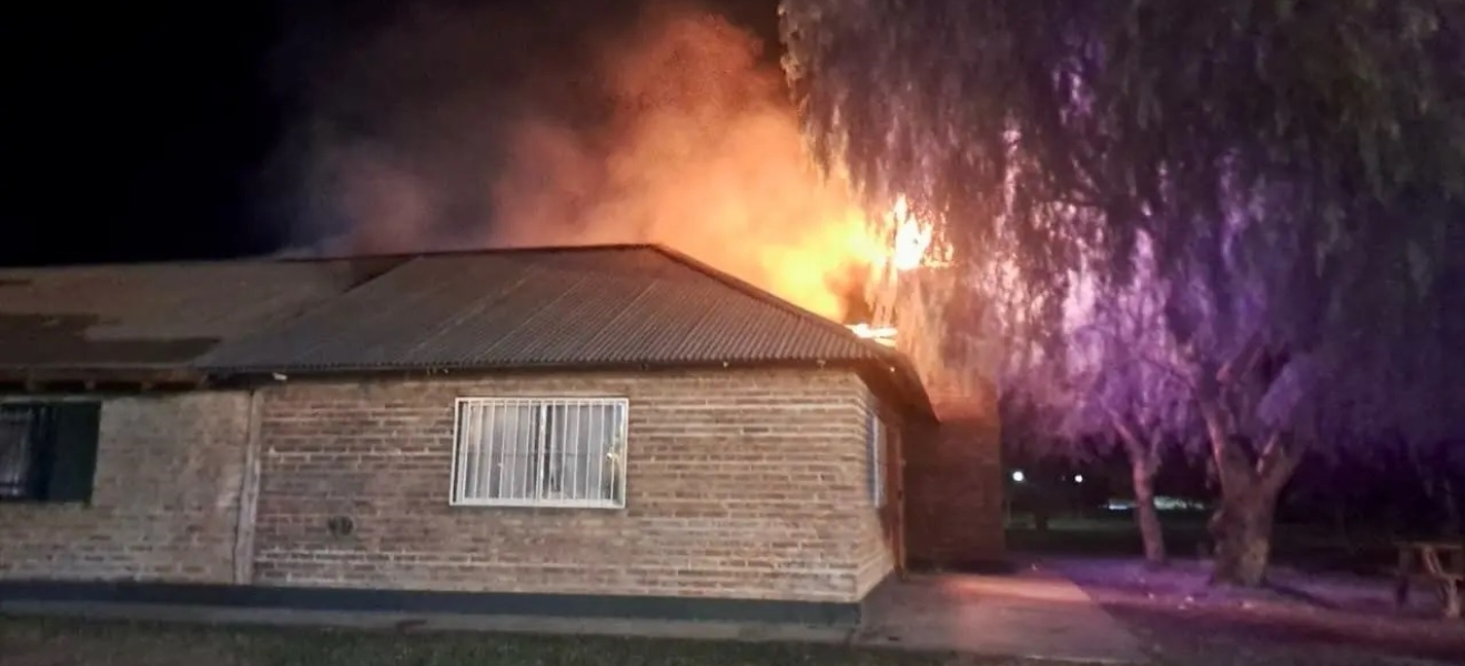 El Gobierno de Río Negro condenó el incendio del SUM de Valle Azul y promete reconstruirlo