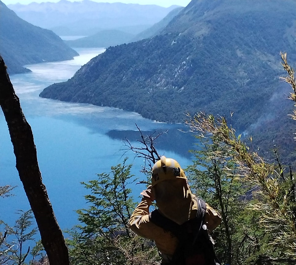 Bariloche: Mínima actividad de propagación del incendio en Brazo Tristeza