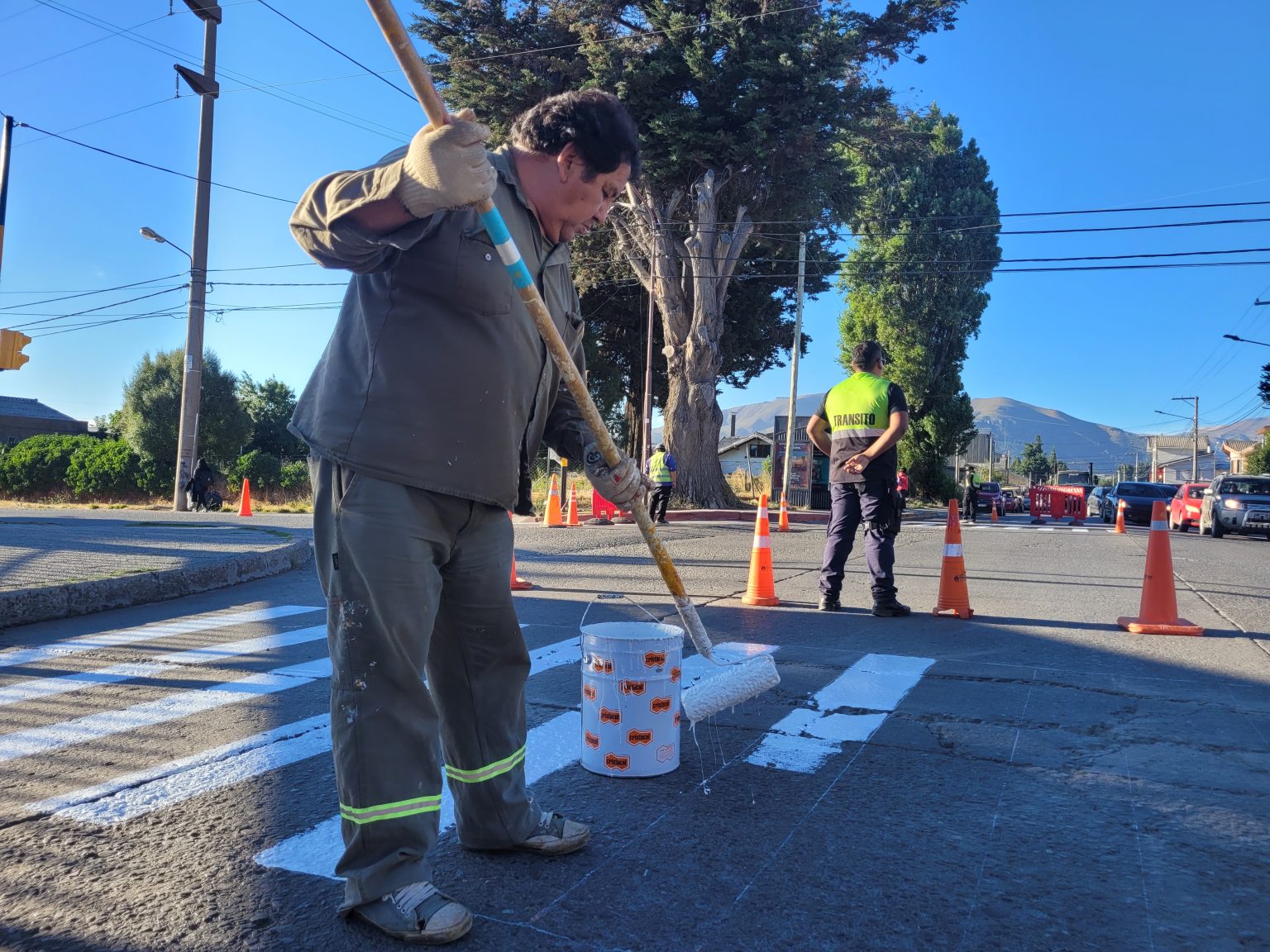 Bariloche: Por primera vez pintan sendas peatonales en Elordi y Anasagasti