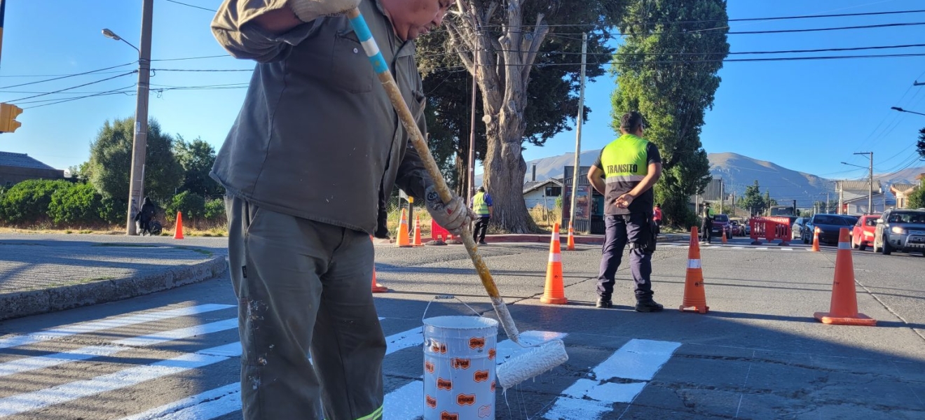 Bariloche: Por primera vez pintan sendas peatonales en Elordi y Anasagasti