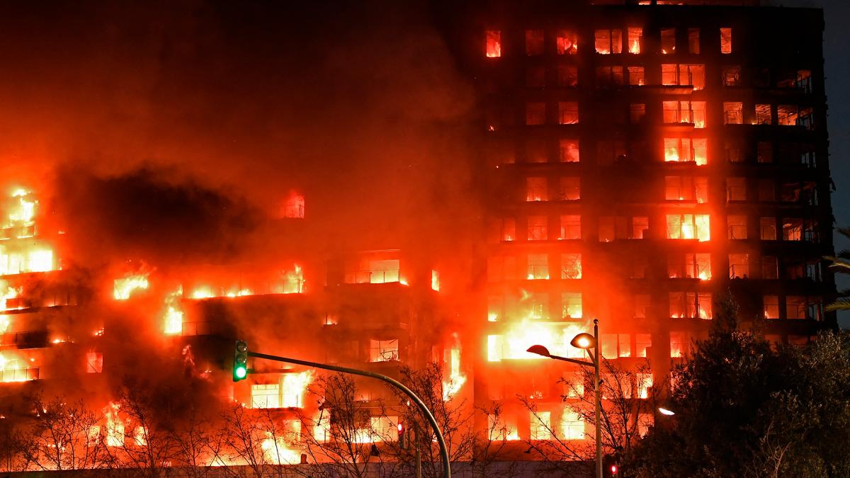 Un incendio consumió dos edificios de 14 pisos en Valencia