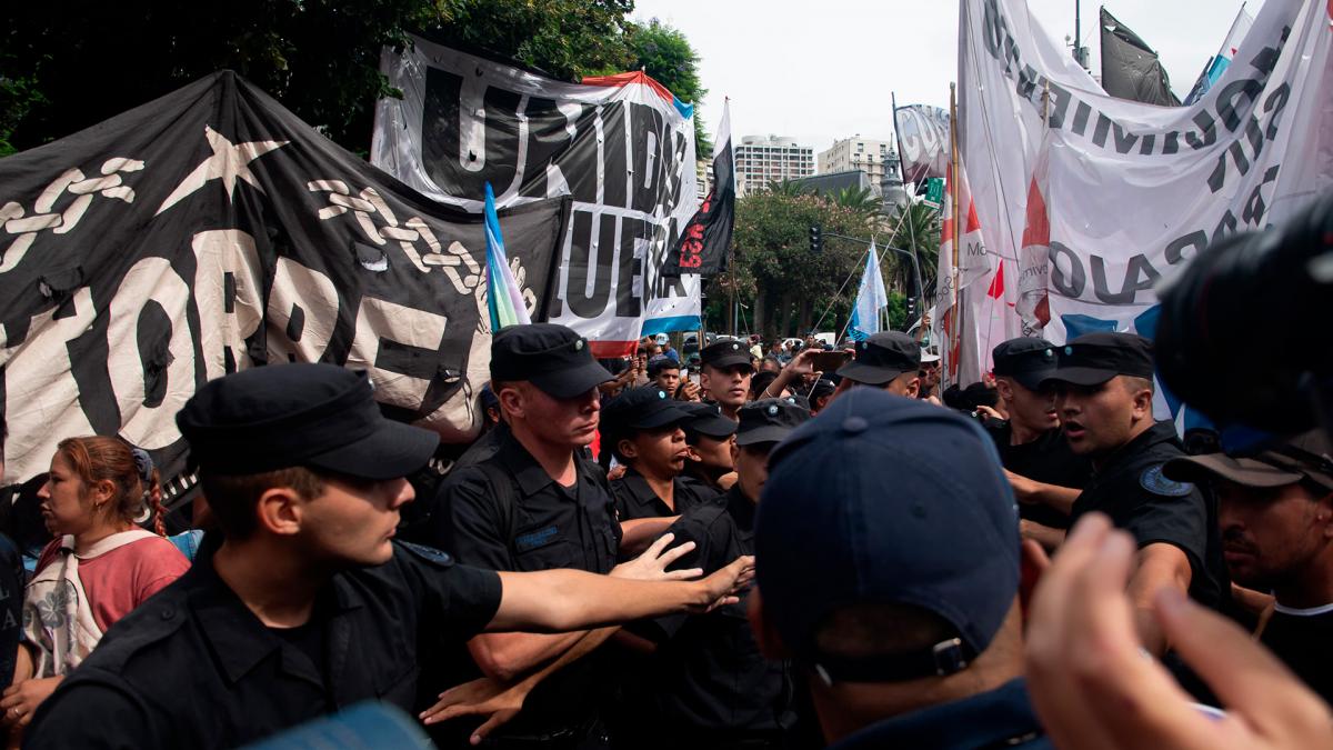 Masiva movilización de organizaciones sociales reclamó alimentos para comedores