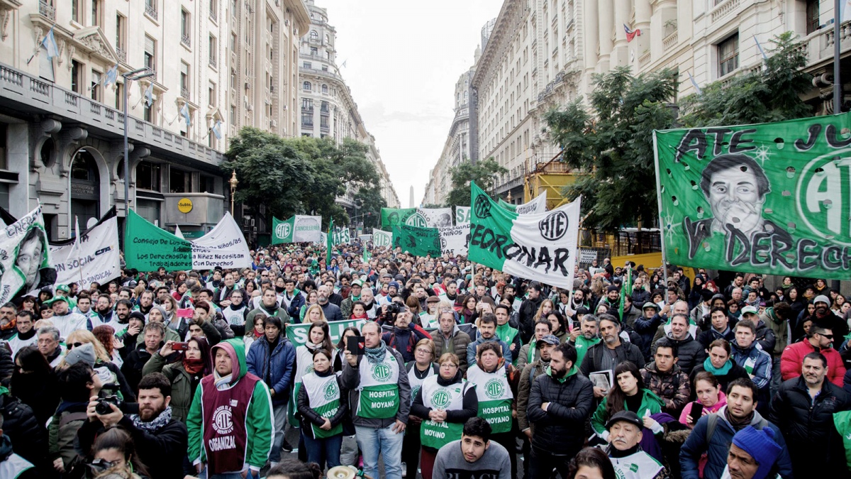 (((video))) En el marco de un paro nacional, estatales hicieron un abrazo solidario al INADI