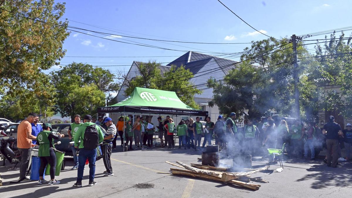 Trabajadores estatales de Río Negro protestaron en reclamo de mejoras salariales