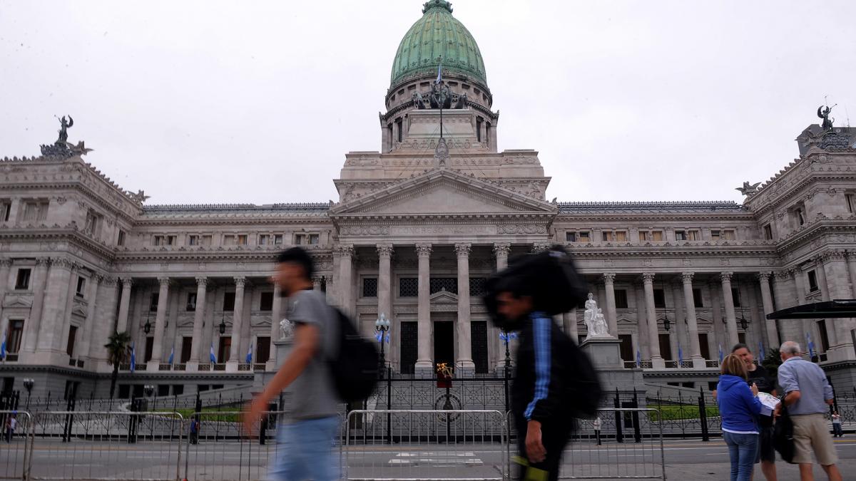 Organizaciones sociales y de izquierda marchan al Congreso