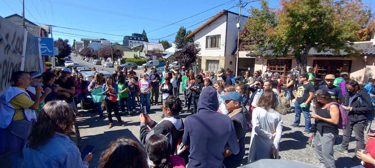 (((video))) Bariloche se manifestó contra el cierre de los Centro de Referencia en el país