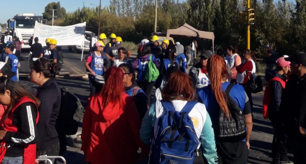  La CTA Autónoma Río Negro cortó la ruta 22 y denunció que el hambre es un crimen