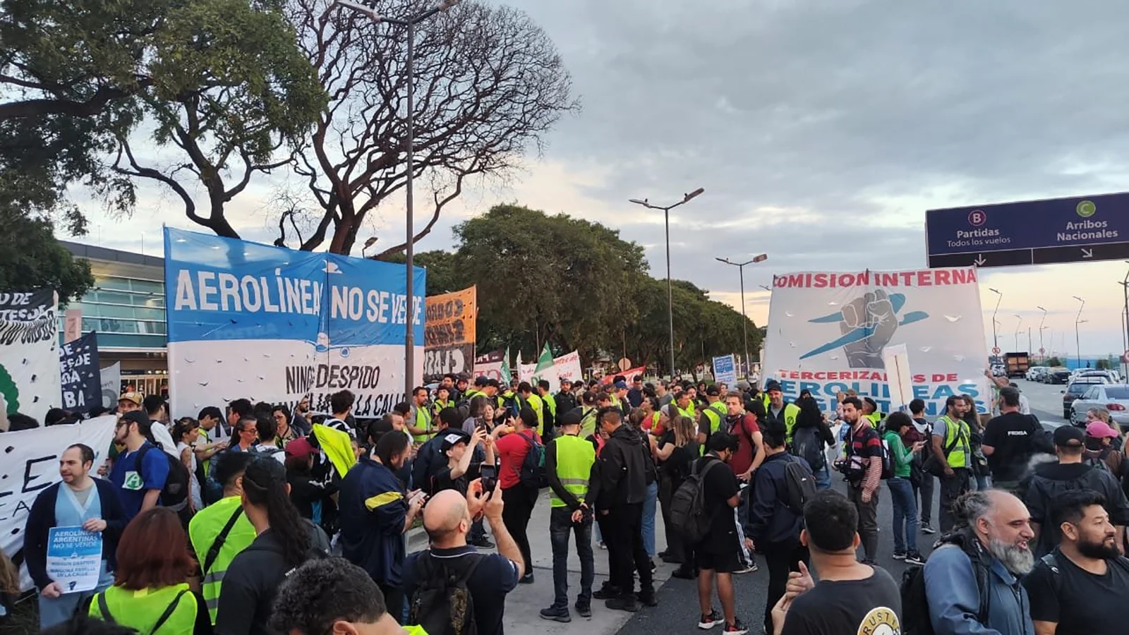 Aeroparque: Tercerizados despedidos de Aerolíneas cortaron la avenida Costanera