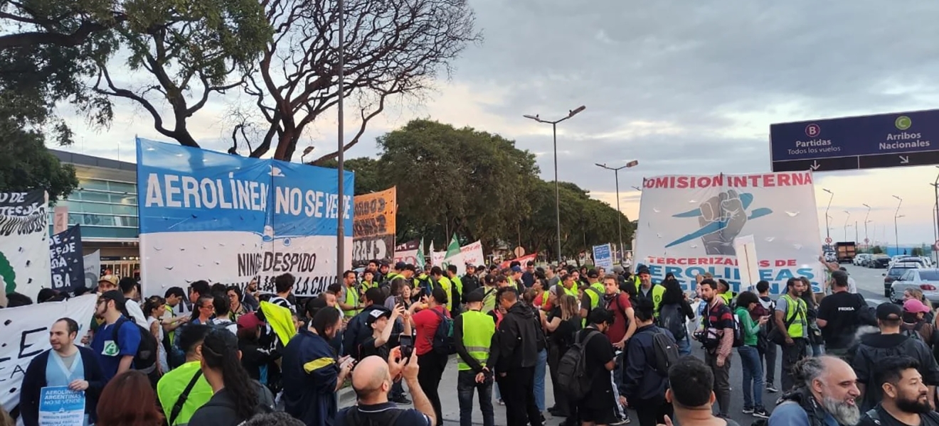 Aeroparque: Tercerizados despedidos de Aerolíneas cortaron la avenida Costanera