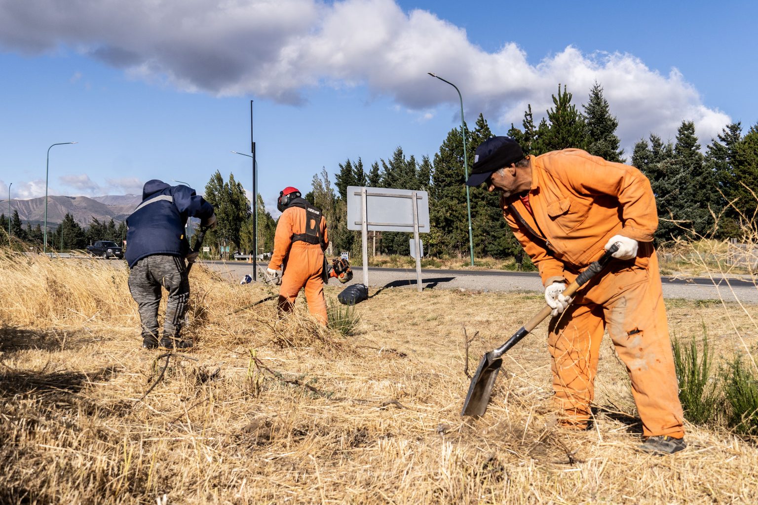 Desmalezan el ingreso norte a Bariloche