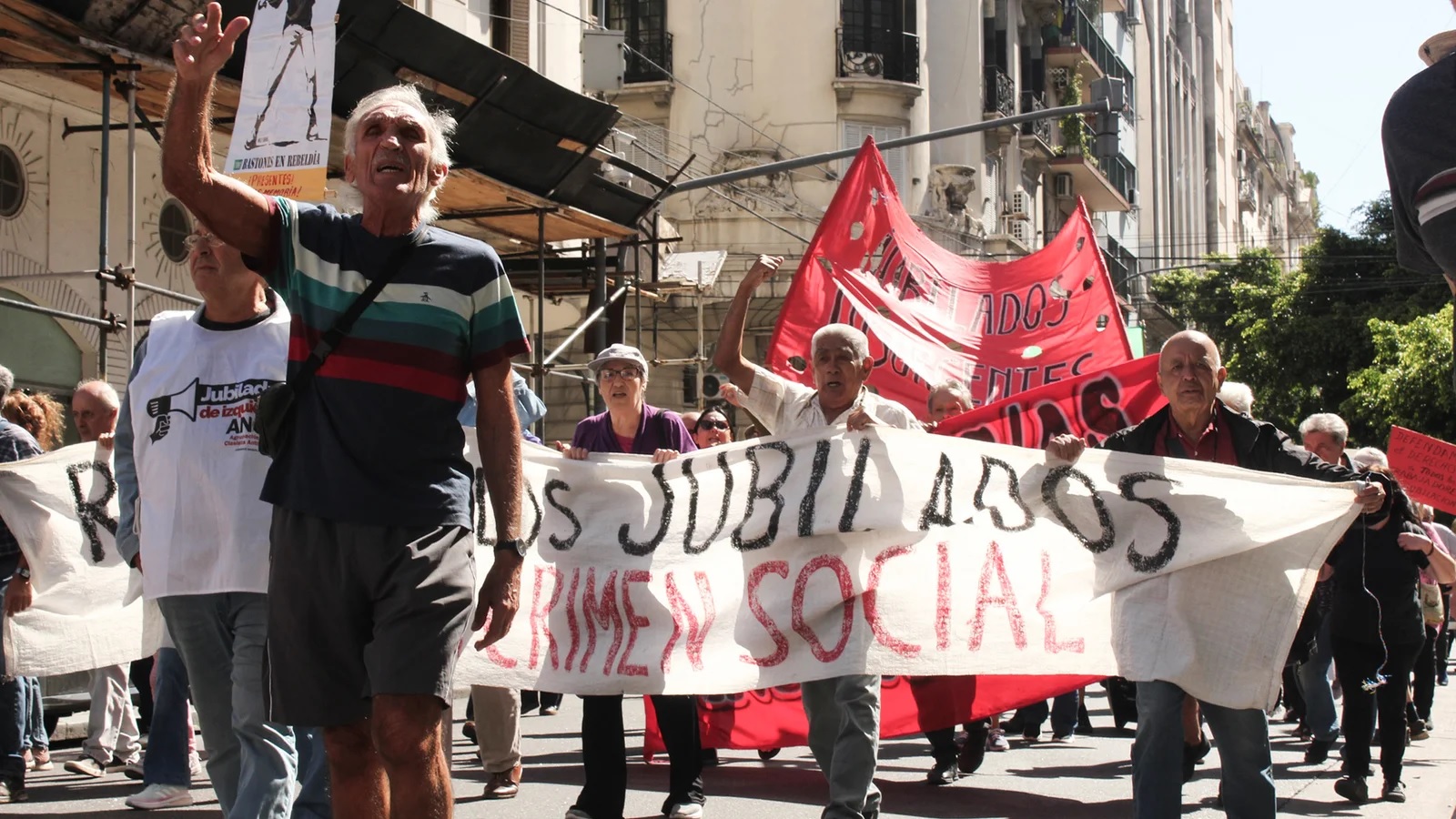 El ajuste en las jubilaciones explicó la mitad del superávit primario del primer bimestre