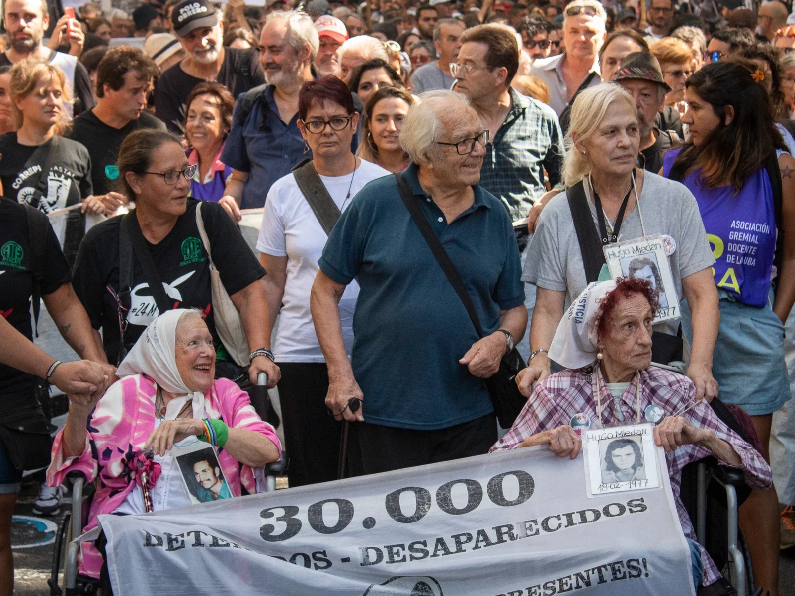 Por primera vez en democracia, los medios públicos no pueden cubrir las marchas del 24M