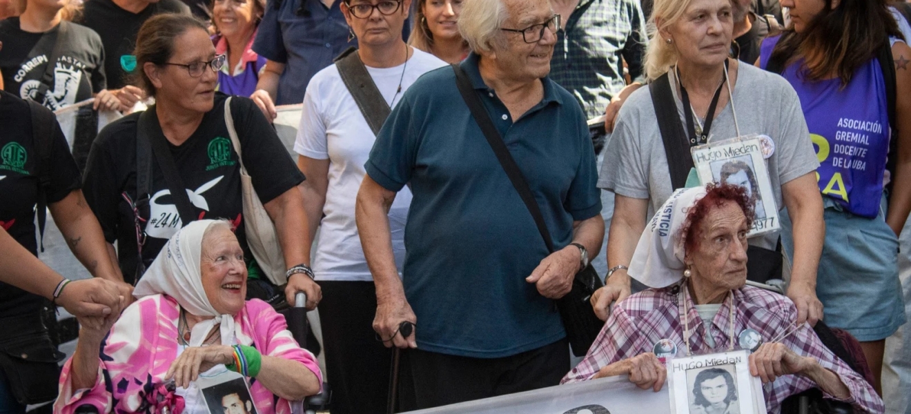 Por primera vez en democracia, los medios públicos no pueden cubrir las marchas del 24M