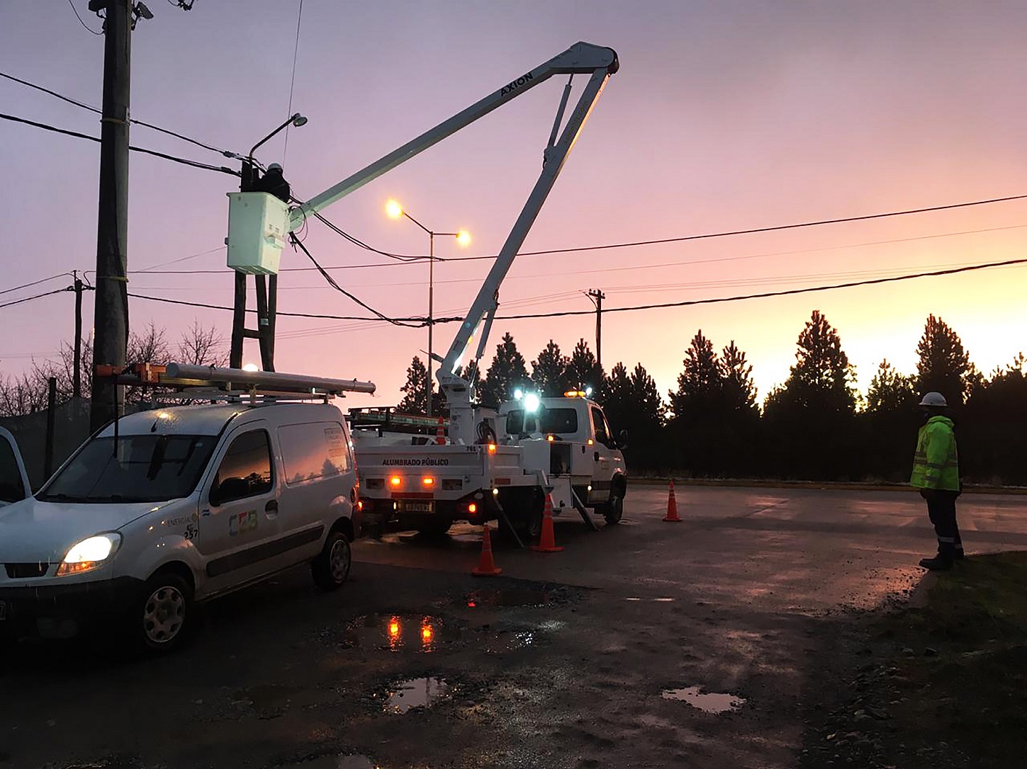 Encuentro en la Cooperativa de Electricidad Bariloche de la Comisión Mixta de Alumbrado Público